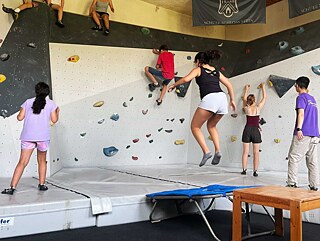 Jugendliche beim Bouldern