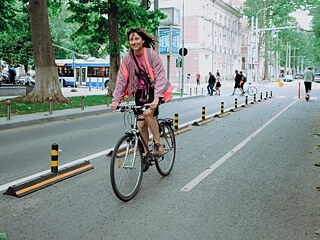 Ana Popa fährt auf dem neuen Radweg im Herzen der Hauptstadt.