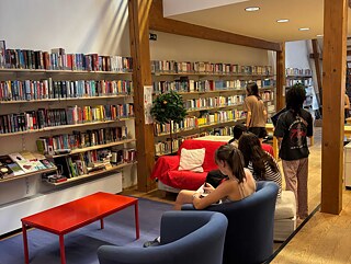 Jugendliche in einer Bibliothek