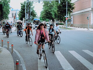 Die Radfahrer der Critical Mass erobern die Straßen, allen voran Ana Popa.