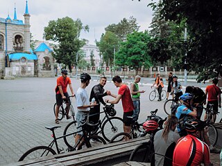 Teilnehmende der Critical-Mass begrüßen sich im Zentrum von Chișinău.