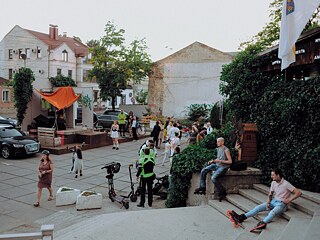Kampf um Freiräume in den Nischen: Nach der Critical Mass wird ein illegaler Parkplatz wieder zu einem öffentlichen Raum transformiert und eine improvisierte Bühne aufgebaut.