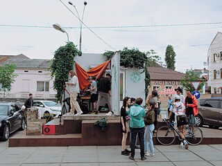 Die Konzertvorbereitungen laufen, eingeklemmt zwischen Autos.