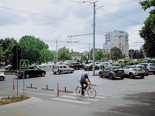 Beginn des neuen Radwegs an einer der Hauptverkehrsstraßen der Hauptstadt. 