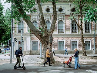 Das Nationalmuseum der Schönen Künste und die Stelle, an der der Radweg auf den Bauschutt trifft, wo das alte Kopfsteinpflaster freigelegt wurde.