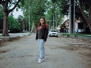 Die 37-jährige Start-up-Gründerin Mihaela Cebotari steht auf dem Kopfsteinpflaster aus dem 19. Jahrhundert, wo der neue Fahrradweg in der Innenstadt von Chisinau abrupt endet.