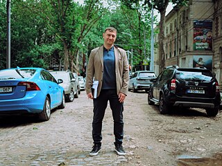 „Wir können nicht darauf warten, dass die EU oder die Regierung uns rettet.“ Roman Gunyaviy, Berater im Kulturministerum und Experte für Stadtentwicklung, steht auf dem Kopfsteinpflaster aus dem 19. Jahrhundert, wo der neue Fahrradweg in der Innenstadt von Chisinau abrupt endet.