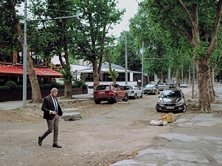 Parken trotz historischer Baustelle? Kein Problem. Um hierher zu gelangen, müssen sich Autos zunächst durch Seitenstraßen und über Gehwege durchschlängeln.