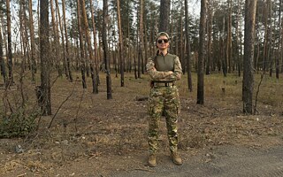 Украинский театральный режиссер, художник и ныне солдат Олена Апчел