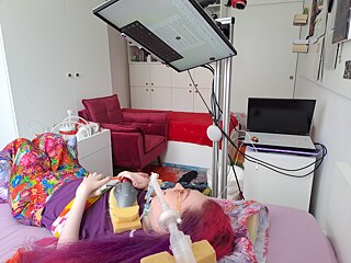 Петра Эллер сейчас пишет свои статьи вот так – с помощью глаз. 