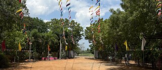 Straße mit Fähnchen