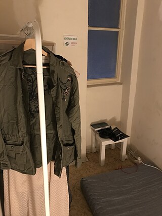 Некоторое время я жила в одной коммунальной квартире в Брно, в переоборудованной кладовке для велосипедов. Именно там я познакомилась с другими полиаморными людьми и вела бесконечные беседы на общем балконе – о татуировках, небинарности и психическом здоровье.