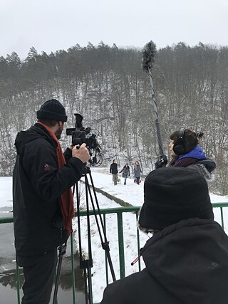 Съемки фильма о полиамории в районе Марианске удоли, куда одна из поликул отправилась для укрепления отношений.