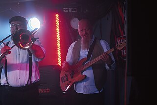 Martin spielt Bass in seiner Band.