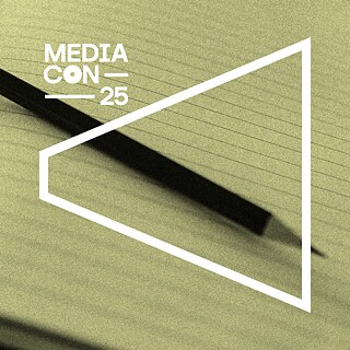 Bleistift auf liniertem Notizbuch in Sepiaton, aus Winkelansicht, als Hinweis auf Kulturkritik.