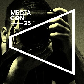 Person hält eine Kamera in Aufnahmehaltung, in Sepiaton, und verweist auf die Welt des Fotojournalismus.