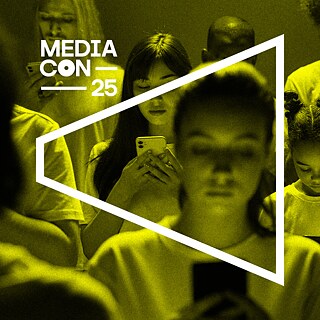 Gruppe in weißen Hemden mit verdeckten Gesichtern, in gelblichem Ton gehalten, als Darstellung von Journalismus und Populismus