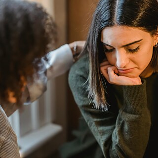 Eine Jugendliche wird getröstet.