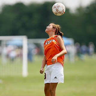 Ein Mädchen spielt Fußball.