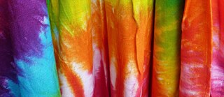 Bunt gefärbter Stoff mit Batik-Technik