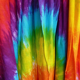 Bunt gefärbter Stoff mit Batik-Technik