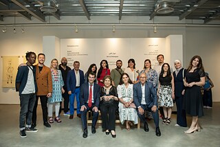 Zweite Reihe: die Teilnehmer*innen der Ausstellung/ Erste Reihe: Botschafter der EU in Jordanien Pierre-Christophe Chatzisavas, IKH Prinzessin Wijdan Al Hashemi, IKH Prinzessin Rajwa Bint Ali, Direktor der JNGOFA Khalid Khreis