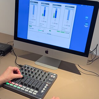 Eine Person arbeitet an der Mixer Station im Rahmen der Ausstellung „Electrical Jubilee”