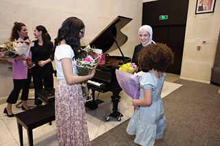 Rania Ejeilat im Gespräch mit einer Zuhörerin nach dem Konzert