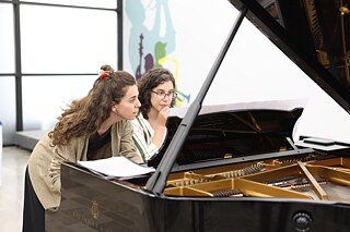 Alia Kheirbek unterrichtet im Rahmen des Meisterkurs eine Schülerin