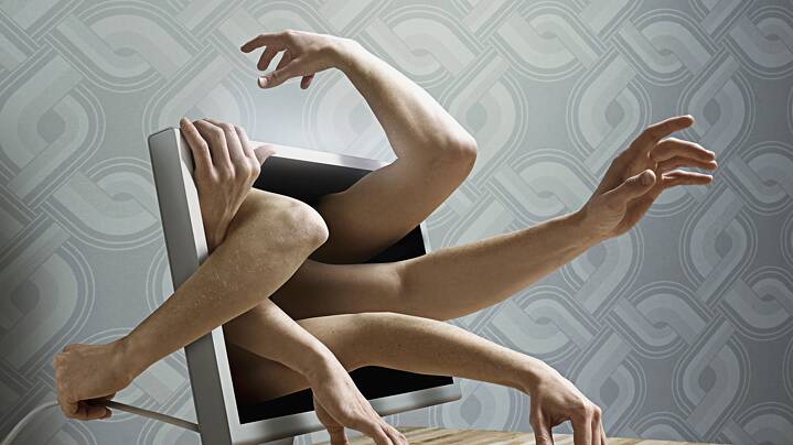 Das Bild zeigt eine surreale Szene, in der mehrere menschliche Arme aus einem Computermonitor herausragen. Einige strecken sich nach außen, andere greifen die Bildschirmränder. Der Hintergrund besteht aus einer geometrischen Tapete in Grautönen, was die verstörende Wirkung der Komposition verstärkt.