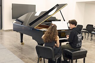 Alia Kheirbek unterrichtet im Rahmen des Meisterkurs einen Schüler.