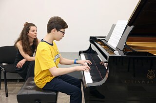 Alia Kheirbek unterrichtet im Rahmen des Meisterkurs einen Schüler.