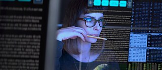 Thematische Grafik zum Erkennen von Fake News und Desinformation im Internet. Illustration ohne menschliche Figuren, mit Symbolen für Medien und Technologie.