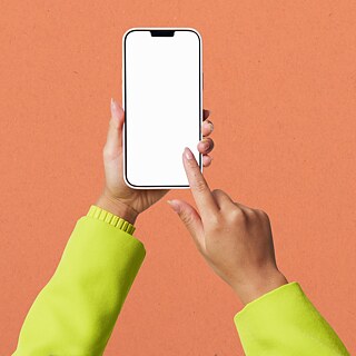 manos navegando en un smartphone