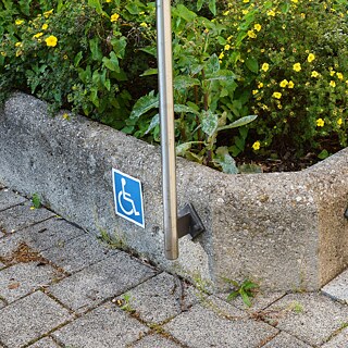 Schild mit Rollstuhl vor einer Treppe