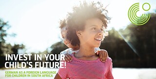 Spielende Kinder blicken hoffnungsvoll in die Ferne