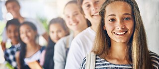 Lächelnde Jugendliche in einer Reihe – Symbolbild für Deutsch-Jugendkurse am Goethe-Institut Paris.
