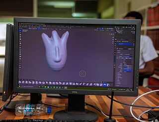 3D-Modellierung bei Kouman 2025 in Abidjan, mit einem modellierten Objekt auf einem Computerbildschirm in einem mit modernster Technik ausgestatteten kreativen Arbeitsbereich.