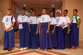 Eine Gruppe von Teilnehmern des Kouman-Workshops in T-Shirts mit dem Kouman-Logo