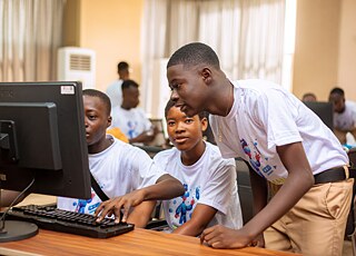 Eine Gruppe von Menschen, die Brettspiele spielen