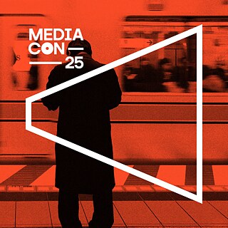 Person auf einem Bahnsteig mit vorbeifahrendem Zug in Rottönen – Symbol für grenzüberschreitenden Journalismus.