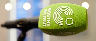 Nahaufnahme eines Mikrophons mit dem Logo des Goethe-Instituts.