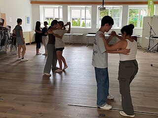 Jugendliche tanzen Standardtänze.