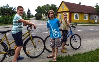 Автор статьи в детстве с друзьями в литовской деревне Онушкис.