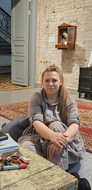 Johanna Rannula, Leiterin der Narva Art Residency. Die Residenz befindet sich in der ehemaligen Direktorenvilla der gigantischen Kreenholm-Textilfabrik, einst eine der größten Baumwollspinnereien Europas.