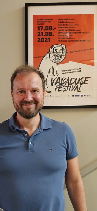 Theatergründer Allan Kaldoja rief noch kurz vor dem großangelegten Krieg gegen die Ukraine das Festival für Freiheits-Theater Valbādus ins Leben. Vom 15. bis 19. August 2025 fand das Festival zum vierten Mal statt.