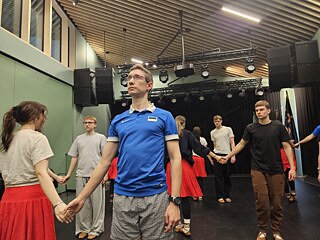 Martin Tikk zog Anfang 2021 nach einem Bachelor in Naturtourismus aus Tartu nach Narva. Als 2023 Narvas erstes staatliches estnischsprachiges Gymnasium eröffnete, übernahm Tikk dort die Rolle des Tanzlehrers und Community-Koordinators.