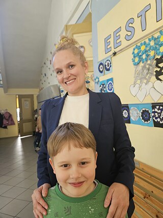 Aljona Kordonschuk mit ihrem Sohn. Seit 2024 leitet sie eine estnische Immersionsgrundschule, die den Übergang zur Landessprache erleichtern soll, ohne die russischsprachige Identität der Kinder zu negieren.
