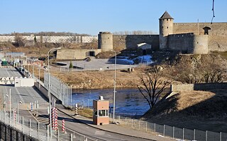 Wegen des Krieges ist die „Freundschaftsbrücke“ nach Iwangorod heute für Autos gesperrt.
