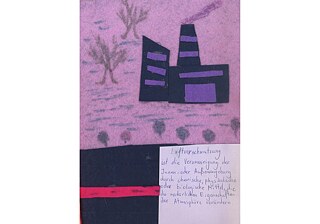 Ein aus Filz gefertigtes Bild mit einem Fabrikgebäude, einem rauchenden Schornstein und kahlen Bäumen